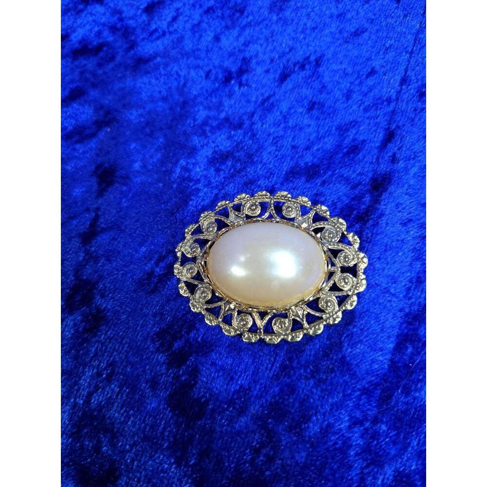 vintage gold tone oval faux pearl center open scroll pattern womens brooch - Picture 2 of 4